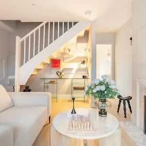 https://spring-stays-cosy-2-bed-residence-with-free-parking.brighton-hotels-england.com